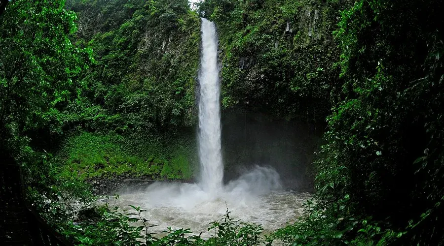 La Fortuna Waterfall falling into its turquoise pool