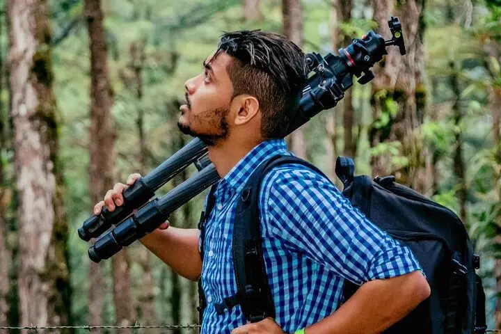 Elías Peña guiding in the field in Arenal